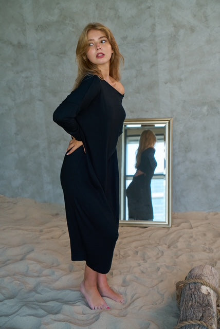 Signature Ease - Black round neck dress