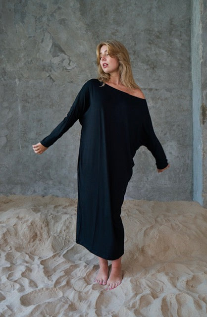 Signature Ease - Black round neck dress